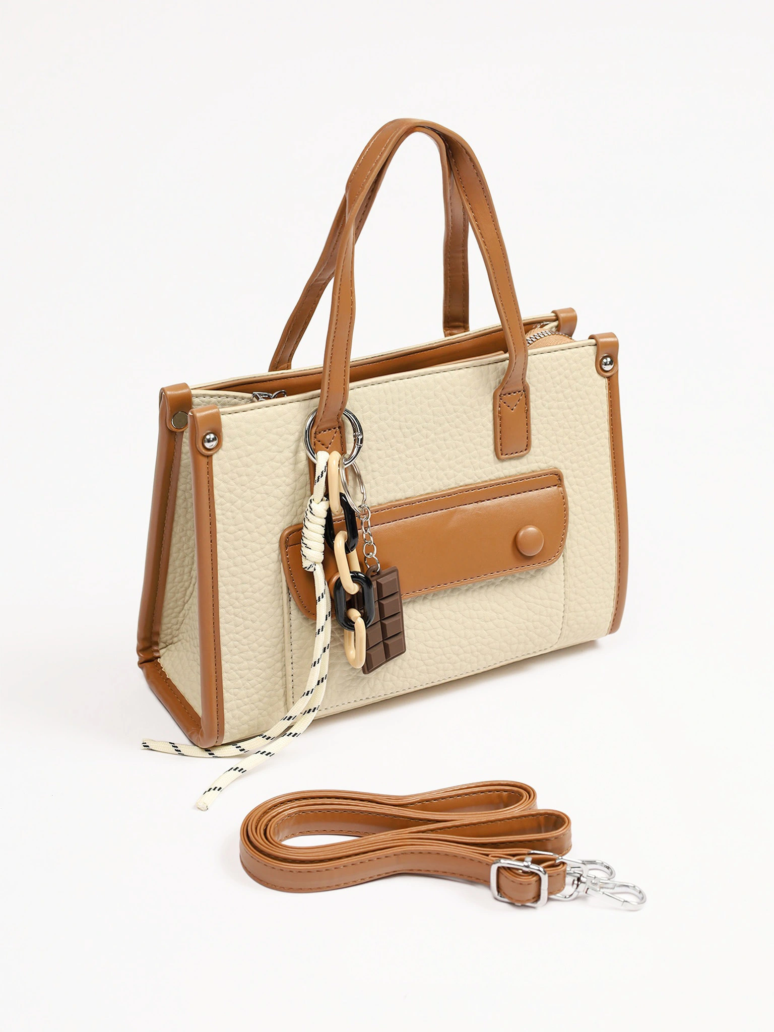 Сумка-тоут с декоративным брелком в ассортименте